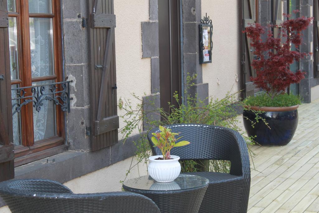 A L'Aube Des Volcans Hotel Charbonnières-les-Vieilles Exterior foto